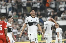 Walter González (25) y otros jugadores de Olimpia lamentan la derrota contra Nacional por la tercera fecha del torneo Clausura 2023 del fútbol paraguayo en el estadio Manuel Ferreira, en Asunción.