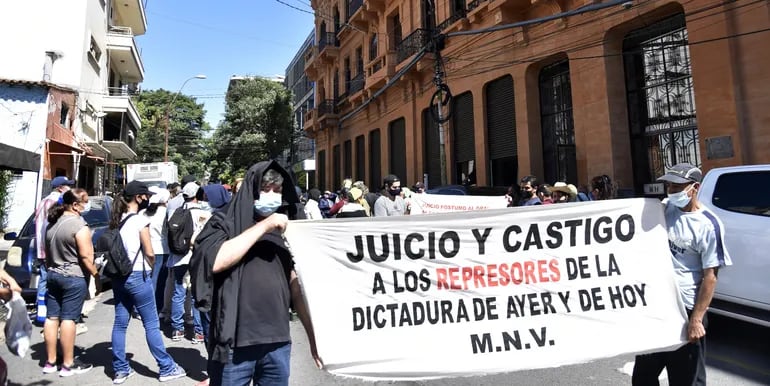 Organizaciones de víctimas de la dictadura realizaron ayer una manifestación frente a la sede del Ministerio de Hacienda.