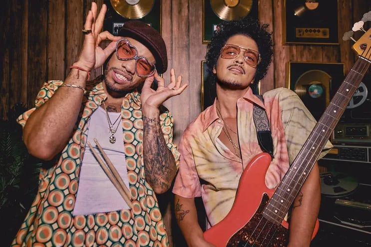Anderson Paak y Bruno Mars, en una foto promocional de "Silk Sonic".