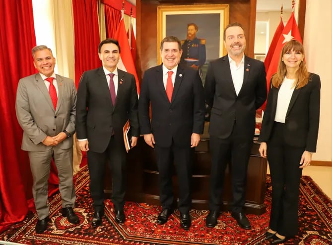 De izq. a der.: Eduardo González, Carlos Pereira, Horacio Cartes, Andrés Gwynn y Carla Bacigalupo. Fue en el despacho del titular de la ANR en la Junta de Gobierno.