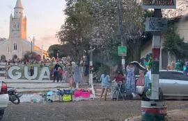 Los alrededores de la emblemática parroquia Virgen de la Candelaria de Areguá es sitiada durante el fin de semana por vendedores informales convirtiendo en un mercado el lugar