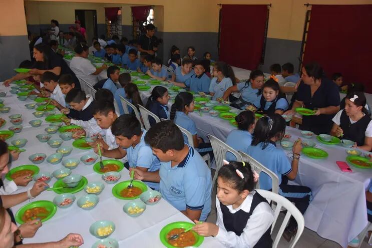 Inicia el programa de almuerzo en el departamento de Misiones, el almuerzo es distribuido por la Gobernación a 120 instituciones educativas en los diez distritos.