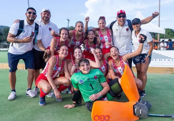 La selección paraguaya de hockey femenino (Las Aguará) festeja su pase al Mundial de Omán.