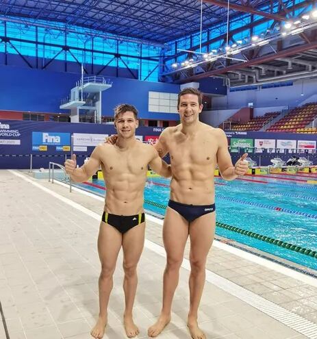 Los nadadores paraguayos Charles y Benjamín Hockin, en Doha, Qatar.
