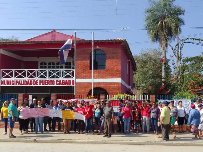 Funcionarios y concejales municipales manifestados frente a la Municipalidad en reclamo del pago de sueldos y dietas.