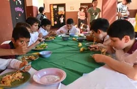 Unos 11 mil chicos desde hoy estiraran almorzando en sus escuelas en el Departamento de Misiones.