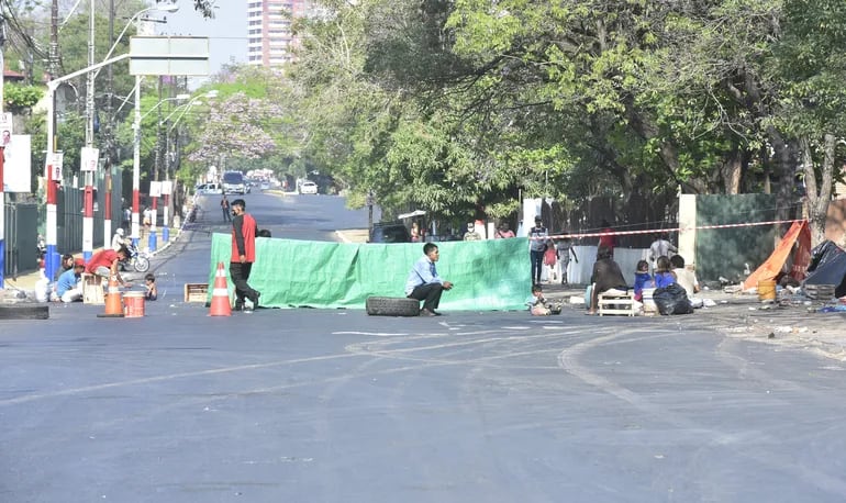 Indígenas colocaron una carpa ayer, sobre la avenida Artigas,  impidiendo el tránsito vehicular durante horas.