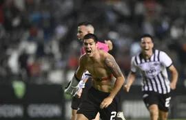 Iván Ramírez y el festejo de gol en la victoria de Libertad ante General Caballero JLM.