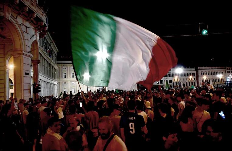 Los italianos salieron a las calles a festejar el ingreso a la final de la Eurocopa.