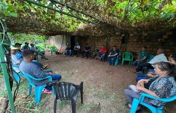 Un grupo de representantes de productores agrícolas de San Pedro se reunió en Capiibary con técnicos de la Deag sobre el proyecto.