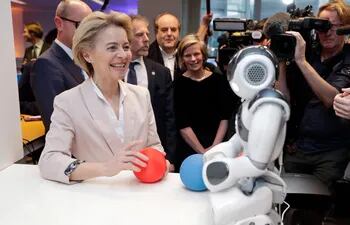 La presidenta de la Comisión Europea, Ursula von der Leyen, junto a un robot durante su visita al Centro Xperience de Inteligencia Artificial, este martes en Bélgica (Bruselas).