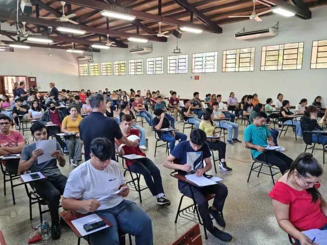Los postulantes a becas de Itaipú en pleno examen de competencias básicas.