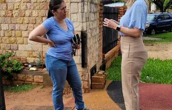 La capitana Belinda Cuevas (de jeans) conversa con la fiscal Belinda Bobadilla durante el allanamiento a su vivienda en el marco del operativo Dakovo contra el tráfico de armas.