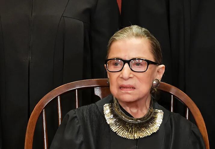 Ruth Bader Ginsburg posa para una foto oficial de la Corte Suprema de Estados Unidos.