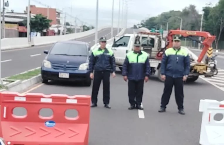 Agentes de la PMT  rehabilitaron la circulación en ambos carriles de la avenida Costanera.
