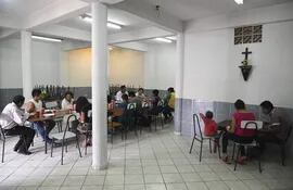 Comedor del albergue de la Pastoral Indígena Arquidiocesana, ubicada sobre Tacuari casi Mariscal López.