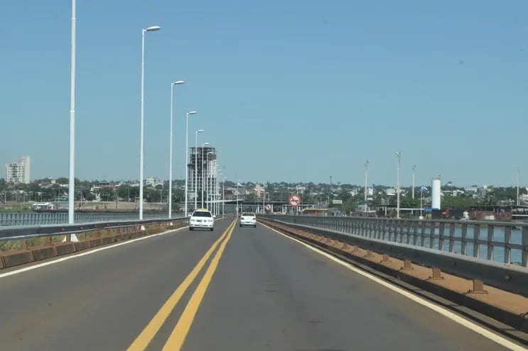 El cruce de los tres kilómetros de puente entre Encarnación y Posadas tiene un costo de G. 100.000, considerado muy elevado por los usuarios.