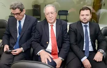 Guillermo Casado y Álvaro Lasso, con uno de sus abogados Sergio Coscia (der.), actual procurador general de la República.