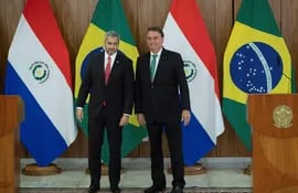Mario Abdo Benítez y Jair Bolsonaro, mandatarios de Paraguay y Brasil respectivamente. Se reunieron el pasado 24 de noviembre pero nada hablaron del Informe Final de la CGR sobre la deuda ilegal, como sostiene el ente contralor, que Itaipú sigue pagando a la brasileña Eletrobras.
