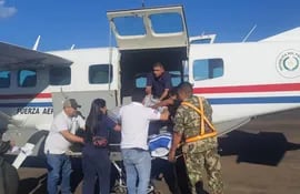 Momento en el que el niño es trasladado en un avión de la Fuerza Aérea Paraguaya.