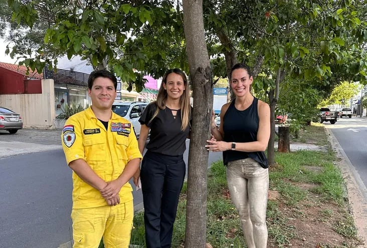 ¡Celebrando la vida! Valeria Friedmann junto a Diego Arrúa y Ceci Ortiz posaron con el árbol que hace un año salvó la vida a la influencer.