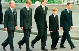 El 6 de septiembre de 1997 durante el sepelio de Lady Di: Felipe de Edimburgo, el príncipe Guillermo, el conde Spencer, el príncipe Enrique y el príncipe Carlos.