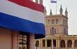 El Palacio de Gobierno adornado con la bandera paraguaya.