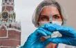 Una enfermera prepara una dosis de la vacuna rusa Sputnik en un punto de vacunación frente a la torre Spaskaya del Kremlin.