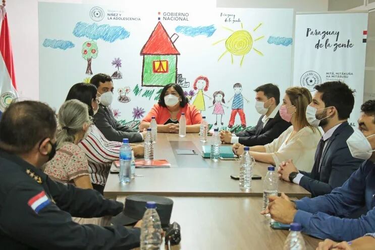 Reunión interinstitucional del Ministerio de la Niñez y diferentes autoridades nacionales para abordar problemática de la niñez en calle en zona del Mercado de Abasto de Asunción.