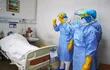 Médicos tratan a uno de los pacientes con coronavirus en China.