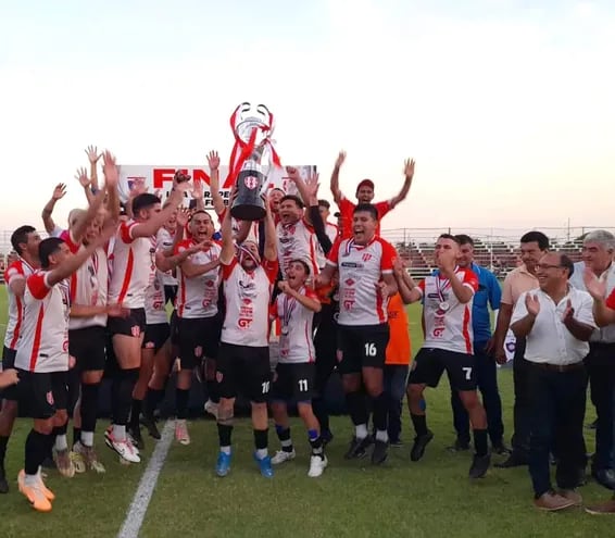 El vicepresidente de la UFI, Enrique Benítez Mendoza (camisa blanca), entregó el trofeo de campeón de la categoría de Honor de la Liga Carapegüeña al capitán, para desatar el festejo de los albirrojos.