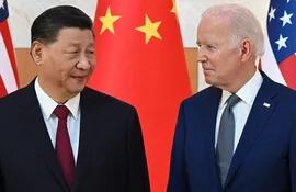 El presidente de China, Xi Jinping (i) y el mandatario de Estados Unidos, Joe Biden.