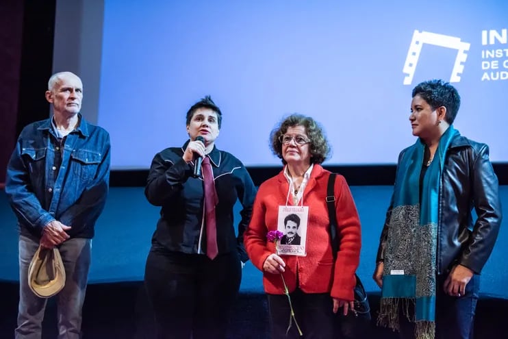 Celsa Ramírez, con una fotografía y una flor en la mano, y la directora Sofía Paoli Thorne (derecha) acompañaron la presentación del documental "Guapo'y", que se exhibe en Buenos Aires.