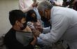 Personal de salud aplica una dosis de la vacuna contra la covid-19 a un niño, en Ciudad de México (México).  (EFE)