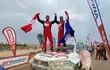 Andrea Lafarja y Ashley García, festejan después de vencer al Rally Dakar en su edición 2023 en Arabia Saudí.