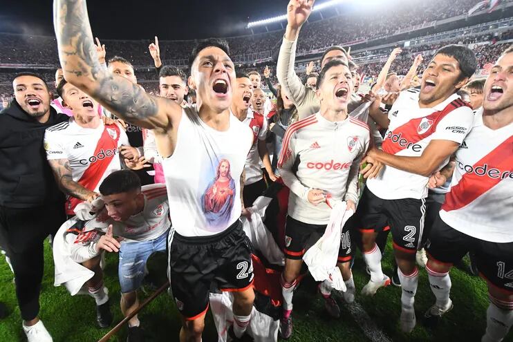 Enzo Pérez, Nacho Fernández, Robert Rojas y González Pires festejan el triunfo de River al finalizar el partido.
