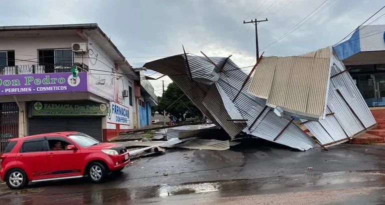 El techo de un local comercial de Ciudad del Este terminó en la calle tras el temporal.