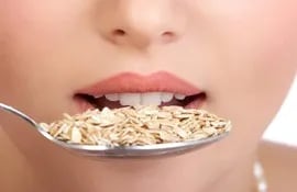 Comer avena todos los días no engorda, es uno de los mejores cereales que se puede elegir para incorporar en la alimentación todos los días, además de los múltiples beneficios que aportan. Además evita y controla algunas enfermedades como el cáncer de colon.