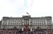 Los recién coronados reyes Carlos III y Camila , así como otros miembros de la familia real, en el balcón del palacio de Buckingham durante la exhibición del equipo acrobático de la fuerza aérea, las flechas rojas, que sobrevuelan tras la ceremonia de coronación.