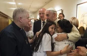 el-padre-aldo-trento-conversa-con-el-papa-francisco-quien-es-abrazado-por-dos-jovenes--113441000000-1353812.jpg