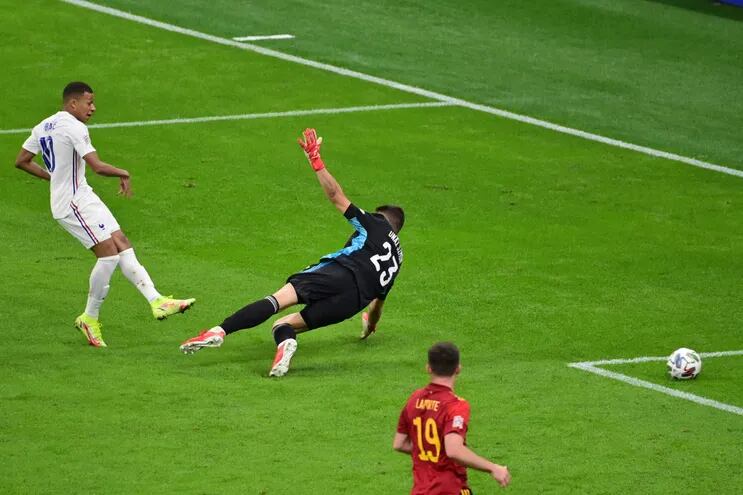 Mbappé marcó un gol bastante polémico por la posición en el arranque de la acción.