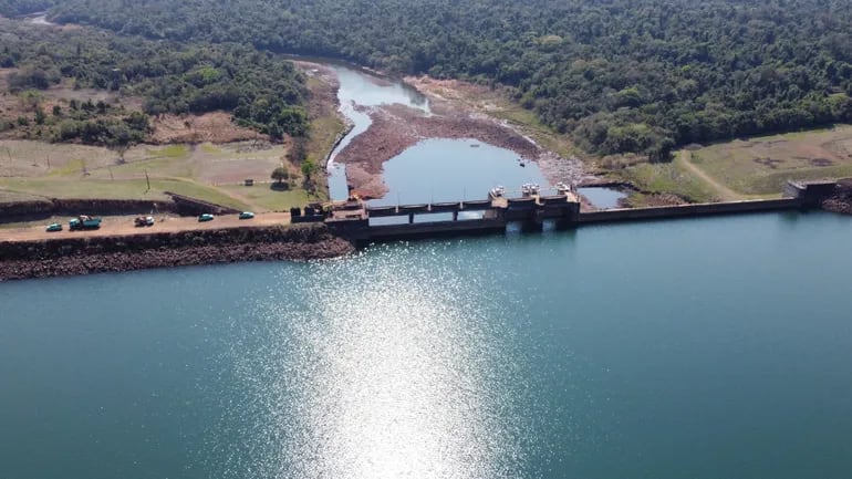 Embalse de la represa hidroeléctrica Acaray. Compuertas del complejo y tramo posterior del río Acaray