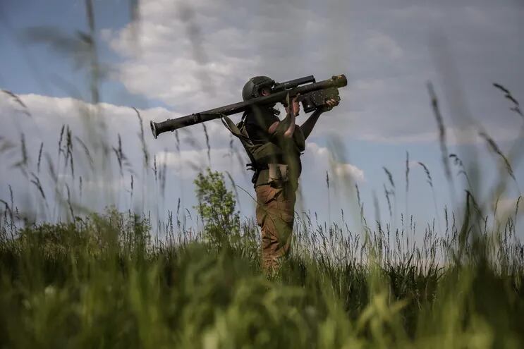 Un soldado ucraniano con un arma antiaérea en la región de Donetsk, el pasado jueves.