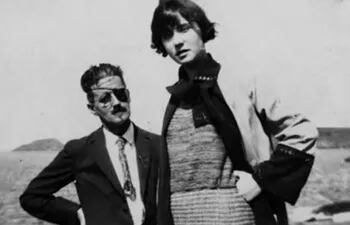 James Joyce y su hija, Lucía Joyce.