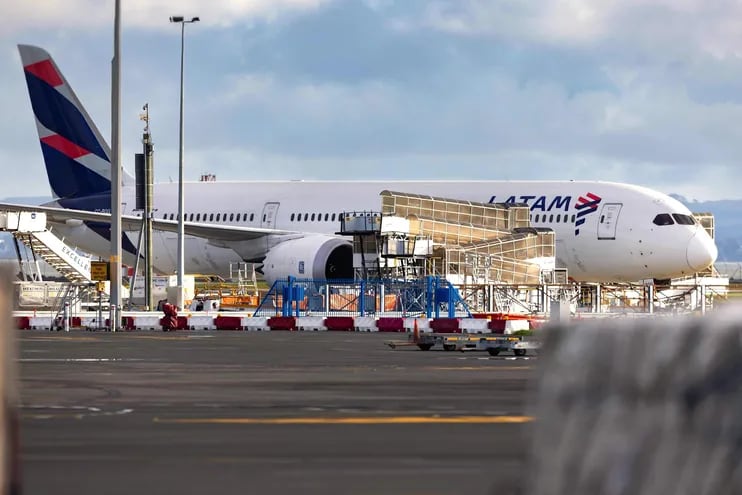 El avión Boeing 787 Dreamliner que sufrió la repentina caída en pleno vuelo este martes en la pista del aeropuerto internacional de Auckland.