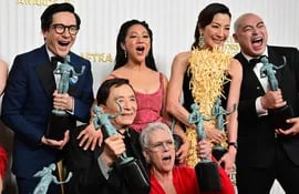 Michelle Yeoh, Ke Huy Quan, Stephanie Hsu, Jamie Lee Curtis y James Hong, integrantes del elenco de "Todo en todas partes al mismo tiempo" posan con sus actores tras la entrega de los premios SAG.
