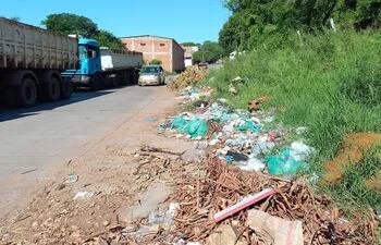 Una de las vías alternativas por la obras de 3 Bocas, hacia Villa Elisa, es utilizada como vertedero de basura.