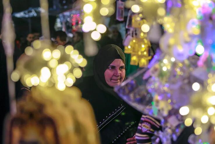 Una mujer hace compras entre adornos de Ramadán en un mercado en la Ciudad de Gaza, el miércoles.
