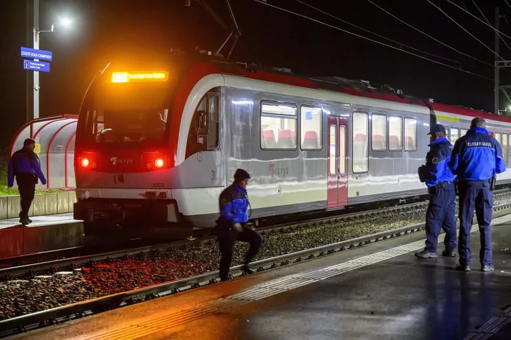 Vista del tren secuestrado en la noche del 8 de febrero de 2024 en la estación de Essert-sous-Champvent, en el oeste de Suiza.