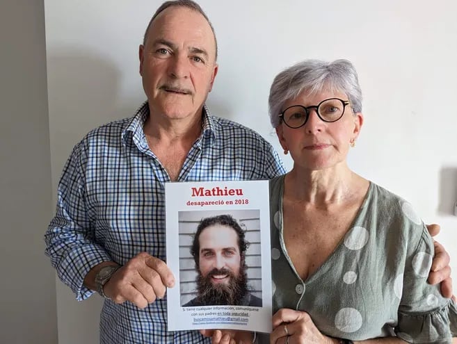 Claude Martin (64) y Patricia Martin (63) buscan a su hijo desaparecido, Mathieu. Según un testimonio, un hombre lo recogió en Paraguarí y lo bajó en la plaza Uruguaya de Asunción en octubre de 2018.